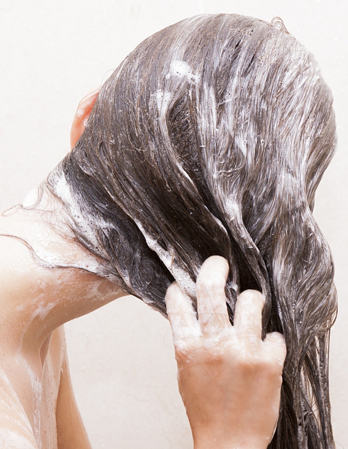 HOW TO USE A SHAMPOO FOR YOUR DRY HAIR?